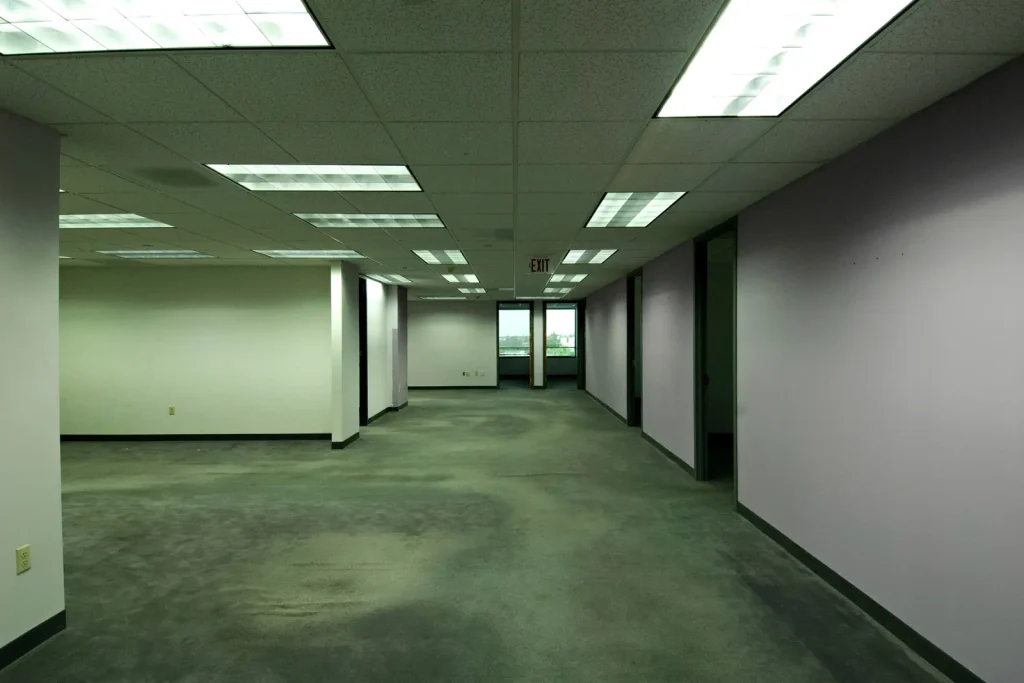 Laje corporativa vazia, com forro e piso prontos