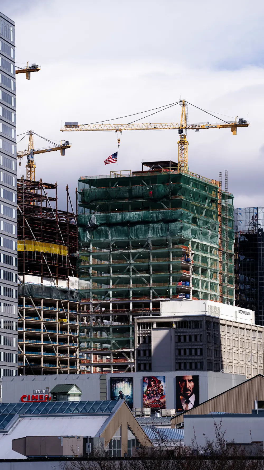 Edifício comercial em construção, com gruas