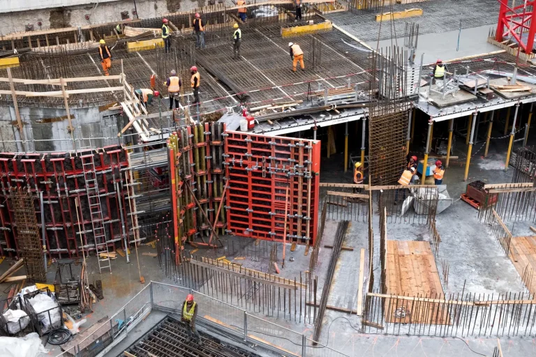 Obra de edifício com estrutura de concreto em execução